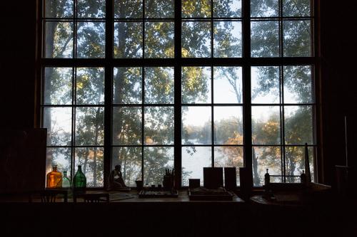 Halosenniemen ateljeen ikkuna. Kuva Kari Kohvakka