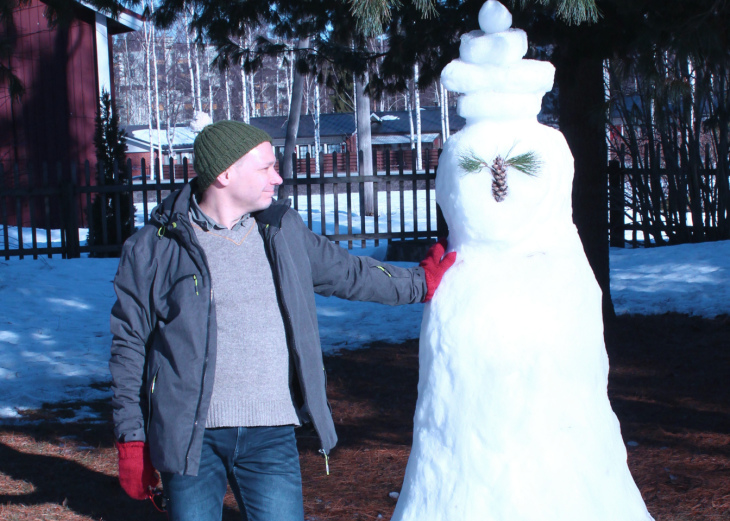 Harri Nyman ja lumiukko kuva Lassi Kivikangas