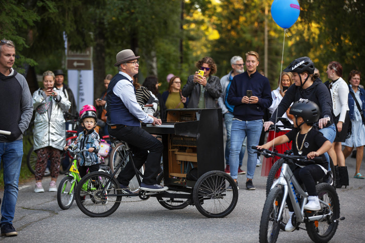 Fillaripianisti Tuusulan Taiteiden Yössä Fillaripianisti Tuusulan Taiteiden Yössä