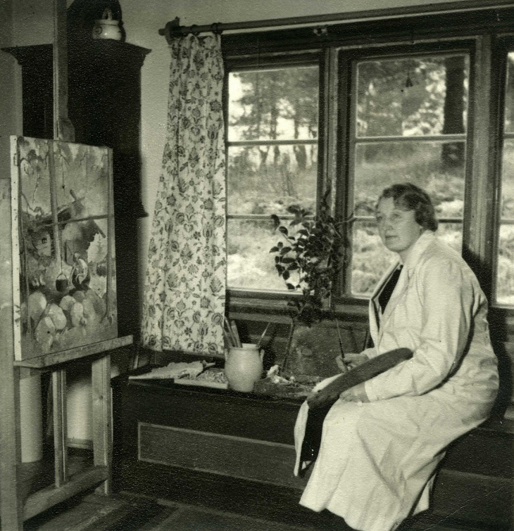 Martta maalaa Terriniemi-aihetta Suopellossa 1930-40-lukujen vaihteessa